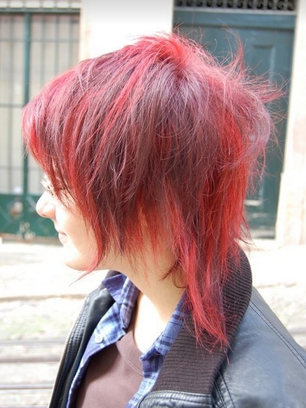 fryzury krótkie dłuższy bok uczesania, czerwone pasemka na czerwonych włosach, asymetryczne uczesanie damskie zdjęcie numer 109